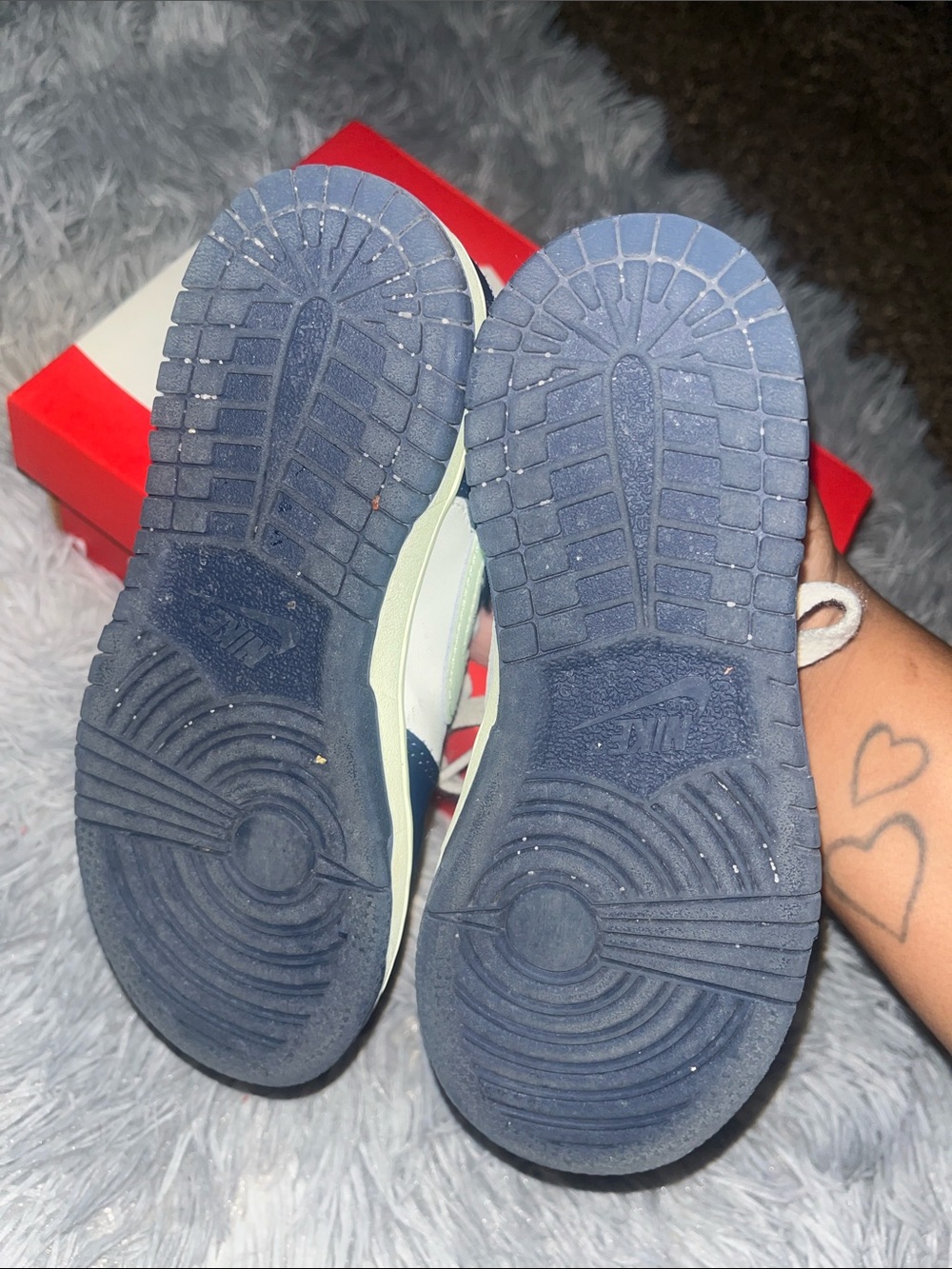 Nike Kids White and Navy Low-Top Sneakers - Picture 8 of 9